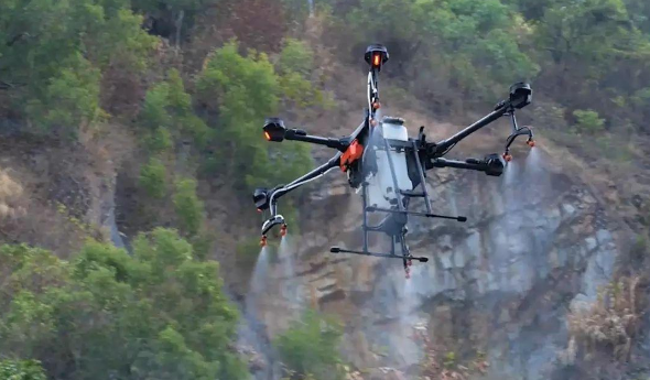 消防无人机化身喊话小喇叭 抗疫防火宣传两不误(图1) 工业无人机